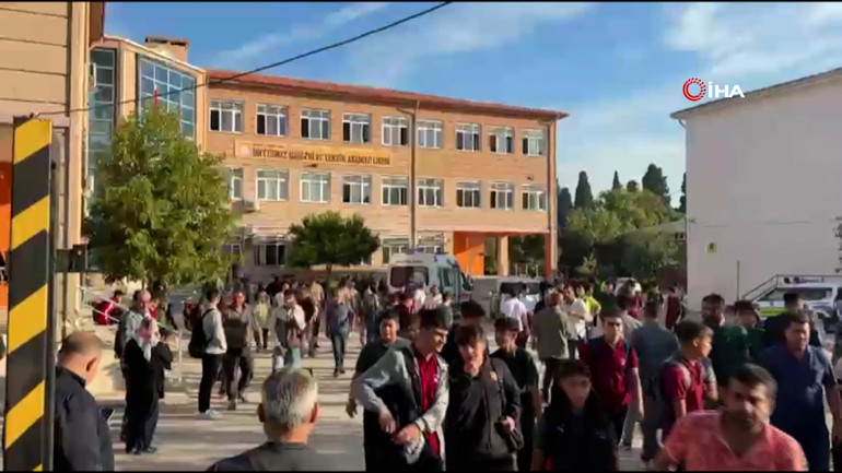Son dakika... Manisada lise önünde silahlı saldırı: Yaralı öğrenciler var, saldırgan aranıyor