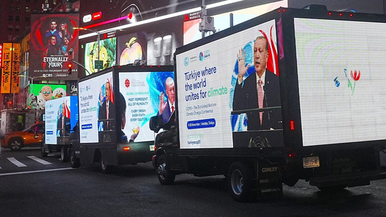New Yorkun kalbinde Türkiye tanıtımı: Cumhurbaşkanı Erdoğanın mesajları Times Meydanında