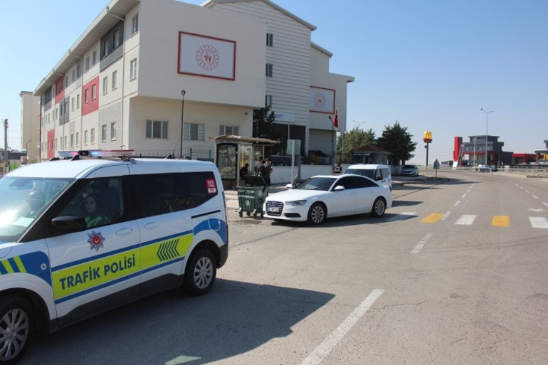 Aksarayda yolcu alma kavgasında silah sesini duyan şoför kalp krizi geçirdi