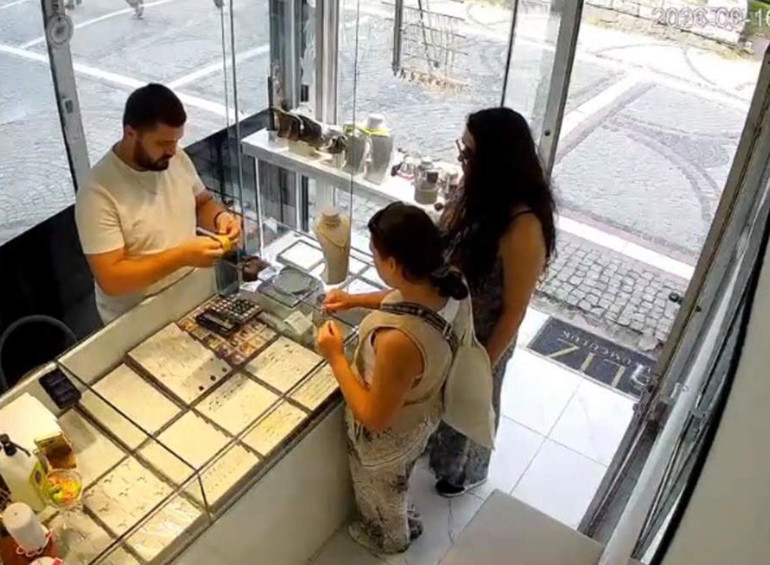 Bulgar iki kadından pes dedirten yöntemle vurgun: Biri pazarlık yaptı diğeri çaldı