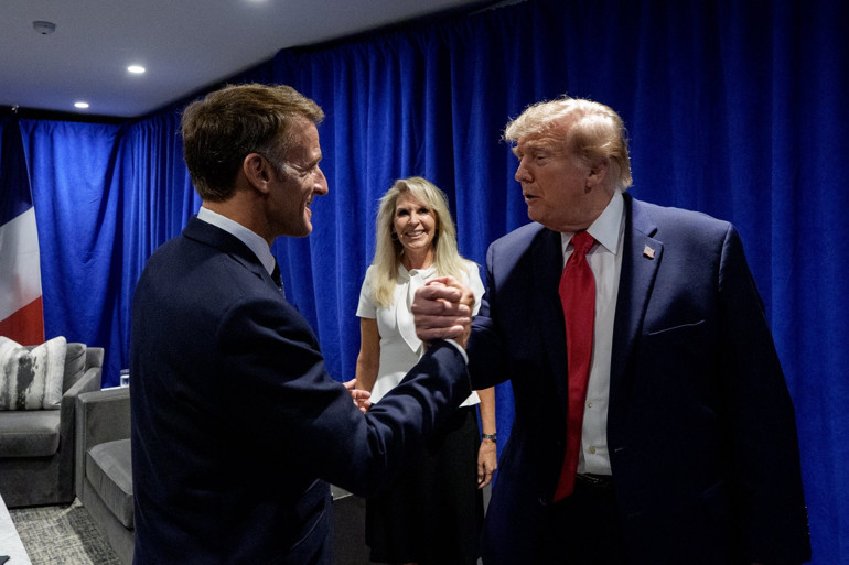 Trump ile Macrondan dünyayı şaşırtan poz