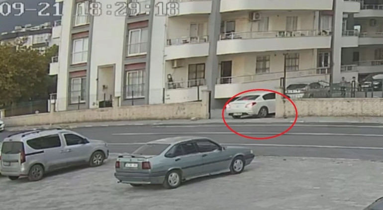 Hatay’da geri manevra yapan otomobilin altında kalan 4 yaşındaki çocuk ağır yaralandı