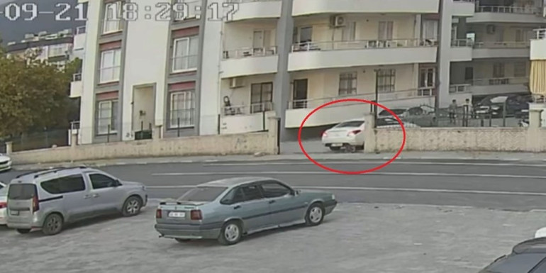 Hatay’da geri manevra yapan otomobilin altında kalan 4 yaşındaki çocuk ağır yaralandı