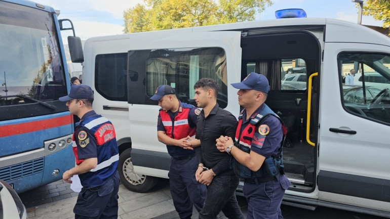 Kız arkadaşına takip isteği gönderen arkadaşını öldürdü