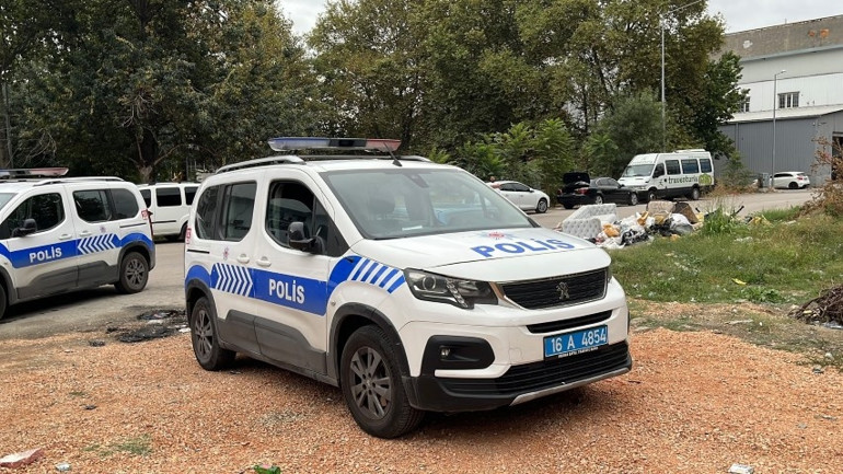 Bursada ilginç anlar: Araca kendini kilitleyen kadın polisi alarma geçirdi