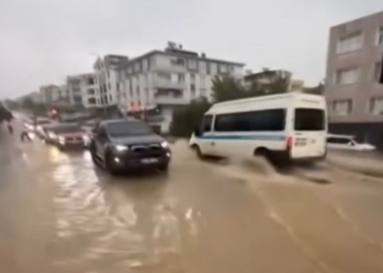 Araçlar ve yayalar ilerleyemedi