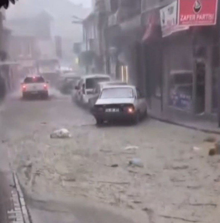 Sağanak sonrası yollar göle döndü: Araçlar ve yayalar ilerleyemedi