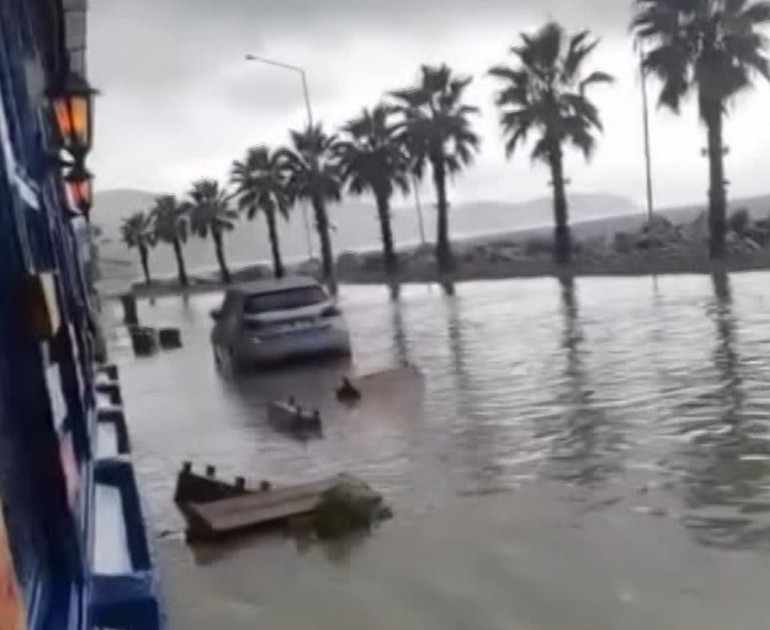 Sağanak sonrası yollar göle döndü: Araçlar ve yayalar ilerleyemedi