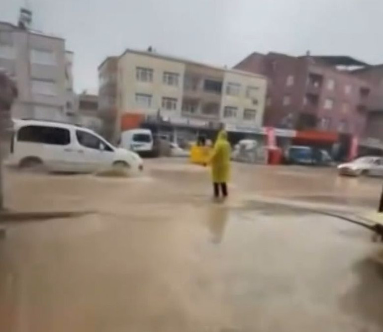 Sağanak sonrası yollar göle döndü: Araçlar ve yayalar ilerleyemedi