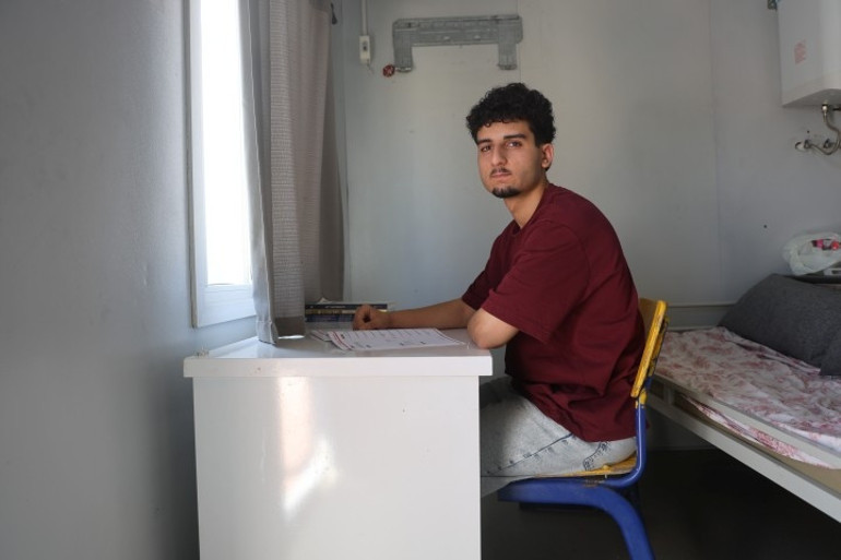 Depremzede Hasanın imkansızlıkları yenen büyük başarı hikayesi: Konteynerden tıp fakültesine