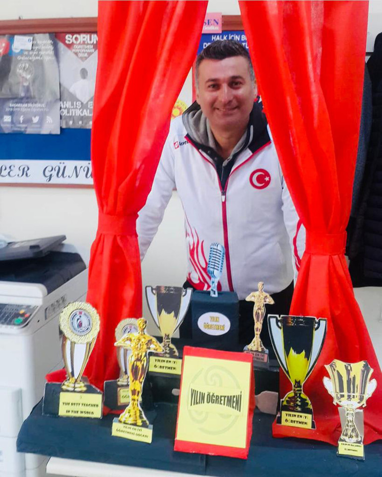 8 yıllık kabus bitti: Haksız yere 14 ay hapis yatan Özgür öğretmen görevine dönüyor