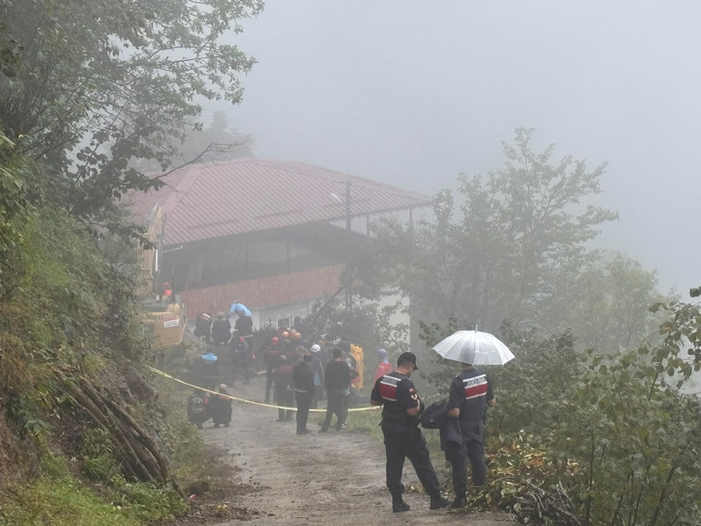 Trabzon’da heyelan: 1 kişi toprak altında Arama kurtarma çalışmaları başladı