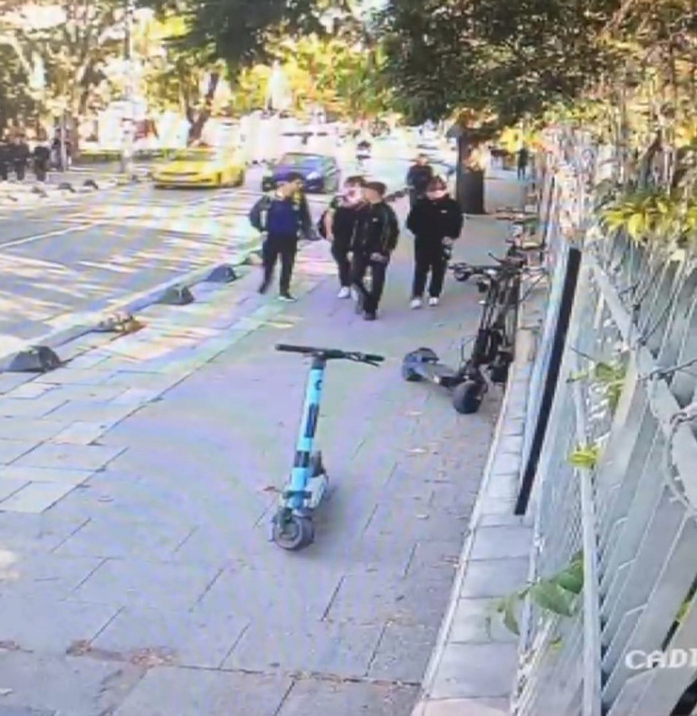 İstanbul’da okul önünde feci kaza: Otomobil kaldırımdaki 4 lise öğrencisine çarptı