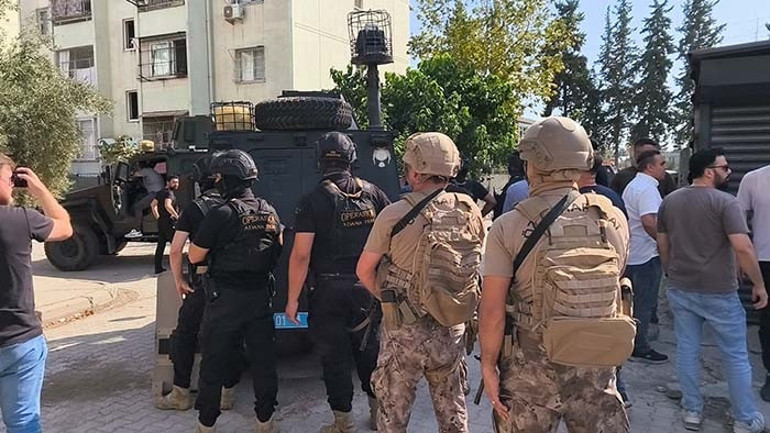 Adanada hareketli dakikalar: Yakalanacağı anladı, eline el bombası alıp kendisini eve kilitledi