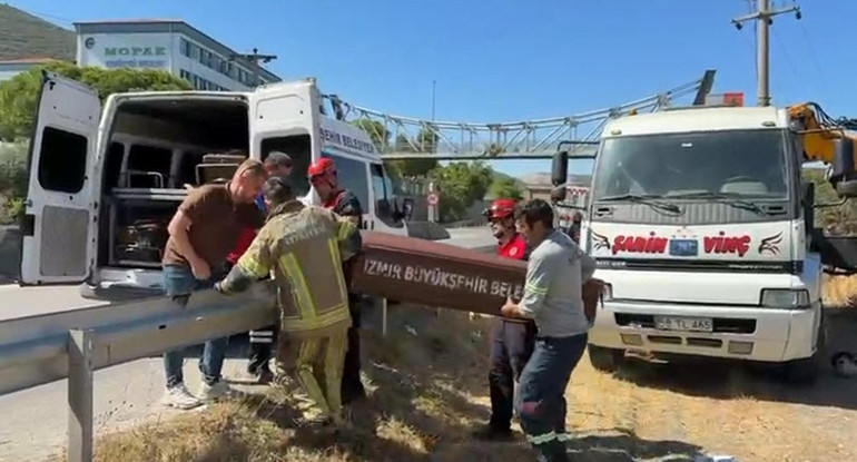 İzmirde otomobil şarampole yuvarlandı: 1 kişi öldü, 2 kişi yaralandı