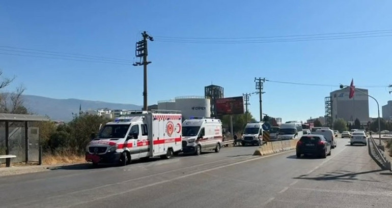 İzmirde otomobil şarampole yuvarlandı: 1 kişi öldü, 2 kişi yaralandı