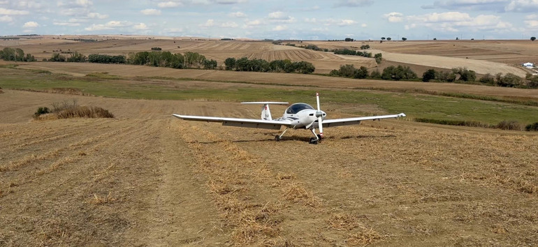 Tekirdağda eğitim uçağı tarlaya zorunlu iniş yaptı: Pilotların durumu iyi