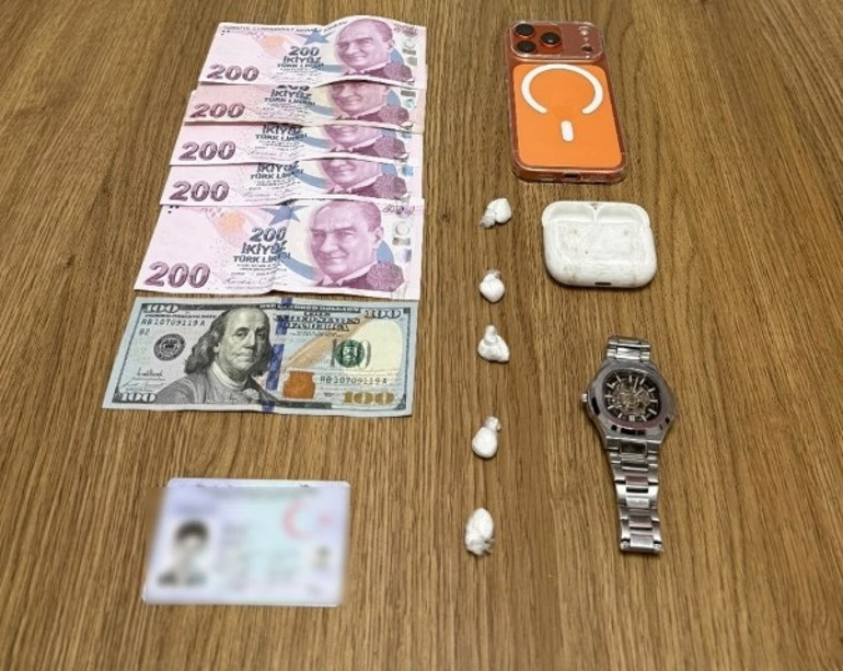 Zula yerleri şaşırttı: Kol saati ve kulaklık kutusundan kokain çıktı