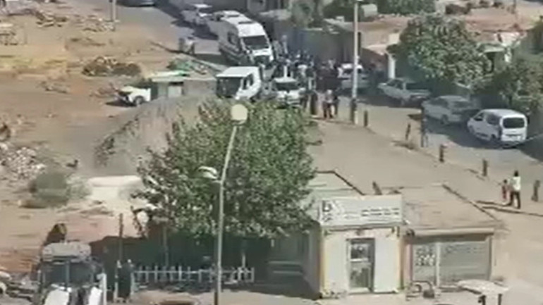 Mardinde sokak ortasında silahlı saldırı: Husumetlilerinin vurduğu adamın durumu ağır