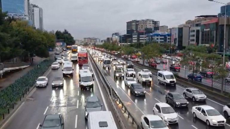 İstanbul ve Ankarada yağış alarmı Yollar göle döndü, evleri su bastı