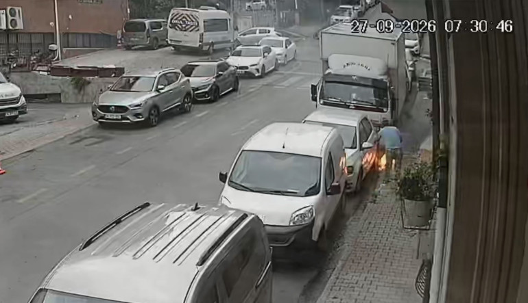 Kağıthanede elektrik kabloları alev alev yandı: Sürücü aracını son anda kurtardı
