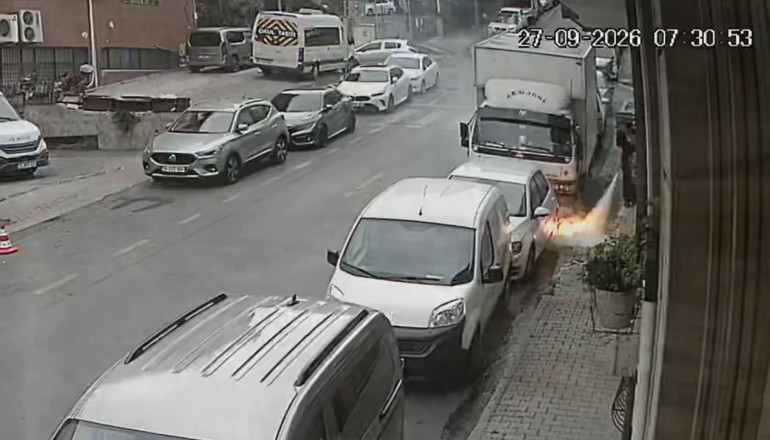Kağıthanede elektrik kabloları alev alev yandı: Sürücü aracını son anda kurtardı