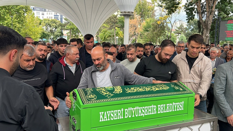 Babasının kucağındayken üzerine kaya parçası devrildi