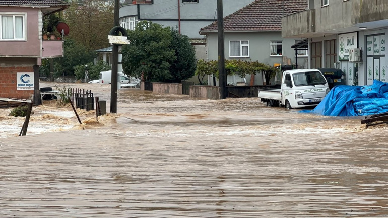  İlçede yollar göle döndü; ev ve iş yerlerini su bastı