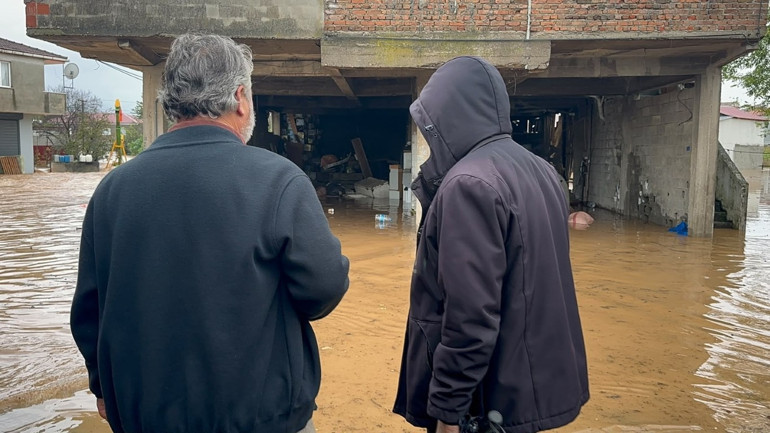 Meteoroloji sarı kodla uyarmıştı: İlçede yollar göle döndü; ev ve iş yerlerini su bastı