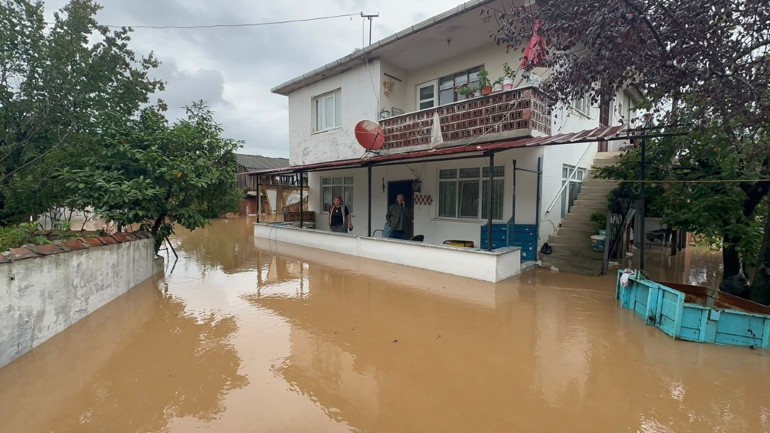 Meteoroloji sarı kodla uyarmıştı: İlçede yollar göle döndü; ev ve iş yerlerini su bastı