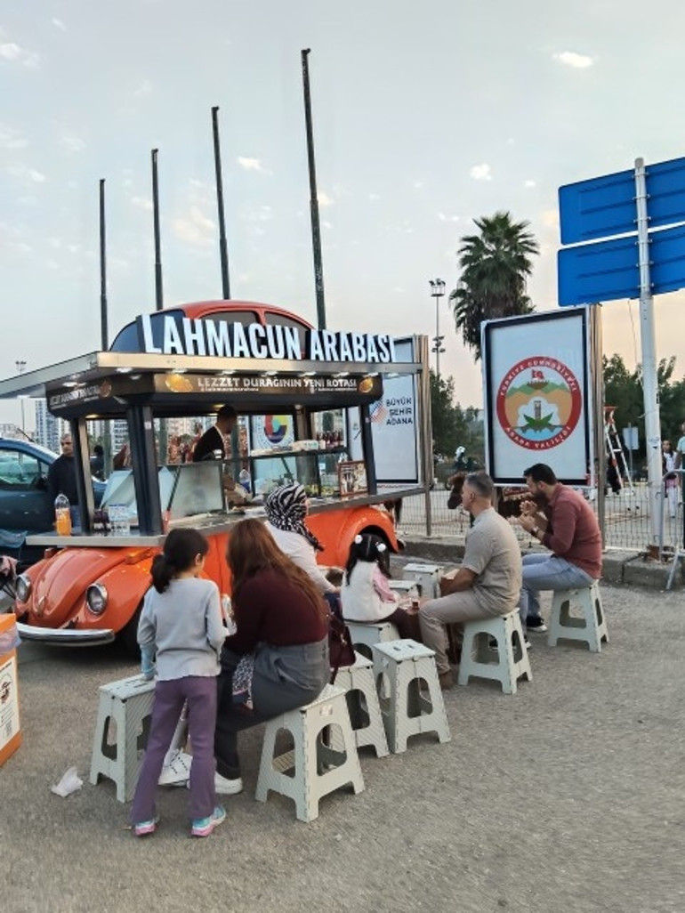 Yanlış iğne hayatını değiştirdi ama o pes etmedi: Annesinin lahmacunlarını Türkiyeye tattırmak istiyor