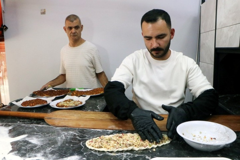 Yanlış iğne hayatını değiştirdi ama o pes etmedi: Annesinin lahmacunlarını Türkiyeye tattırmak istiyor