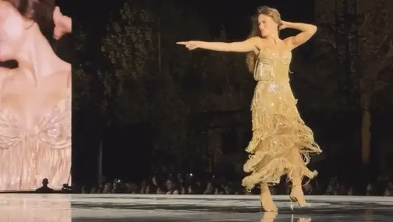 Serenay Sarıkaya Paris Moda Haftası’nda dünya yıldızlarıyla aynı podyumda
