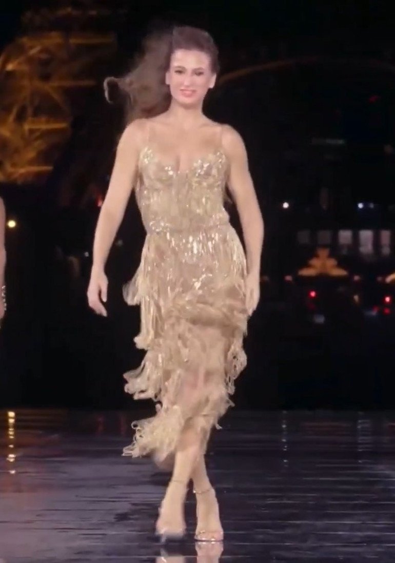 Serenay Sarıkaya Paris Moda Haftası’nda dünya yıldızlarıyla aynı podyumda