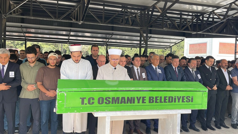 Okul bahçesinde yeğeni tarafından öldürülmüştü: Mehmet öğretmen toprağa verildi