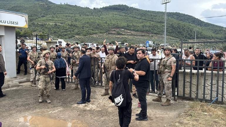 Okul bahçesinde yeğeni tarafından öldürülmüştü: Mehmet öğretmen toprağa verildi