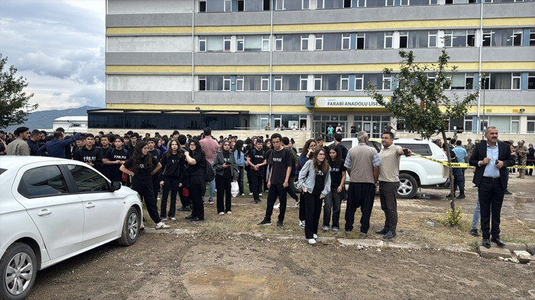 Okul bahçesinde yeğeni tarafından öldürülmüştü: Mehmet öğretmen toprağa verildi