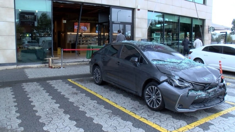Gaz ile freni karıştırdı, önüne kattığı araçla birlikte kafeye girdi