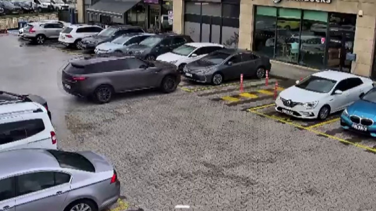 Gaz ile freni karıştırdı, önüne kattığı araçla birlikte kafeye girdi