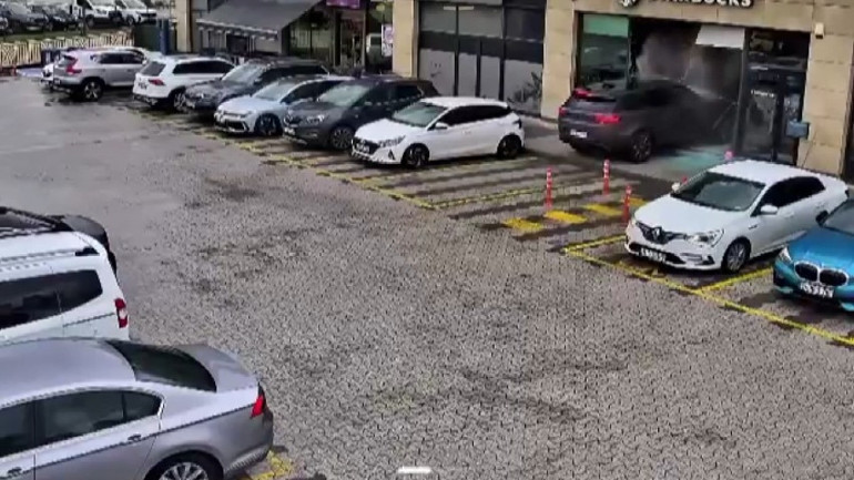 Gaz ile freni karıştırdı, önüne kattığı araçla birlikte kafeye girdi