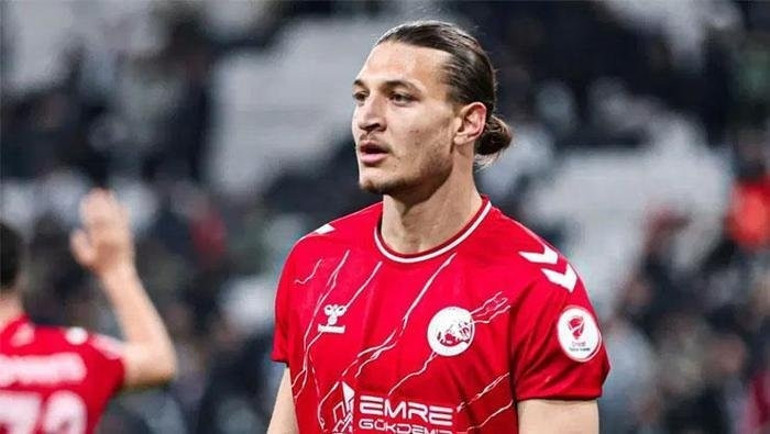 Fenerbahçeden yerli operasyonu Bir golcü, bir stoper