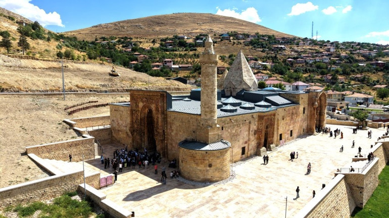 798 yıllık UNESCO mirası Divriği Ulu Caminin gönüllü elçisi oldu: Ziyaretçiler boş taşa bakmasın