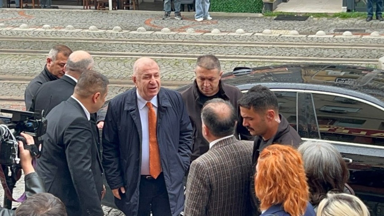 Ümit Özdağ, Kocaeli'de 'tehdit' suçlamasıyla hakim karşısına çıktı