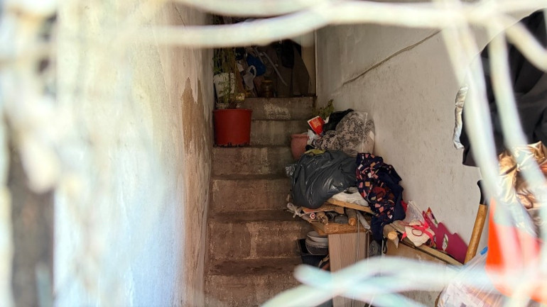 İzmir’de çöp ev kabusu: Mahalleli koku ve haşerelerden isyan etti