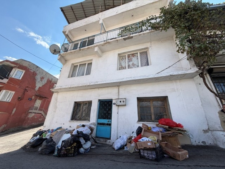 İzmir’de çöp ev kabusu: Mahalleli koku ve haşerelerden isyan etti