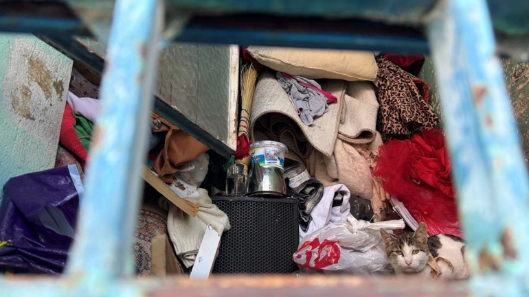 İzmir’de çöp ev kabusu: Mahalleli koku ve haşerelerden isyan etti