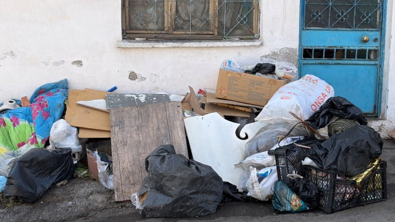 İzmir’de çöp ev kabusu: Mahalleli koku ve haşerelerden isyan etti