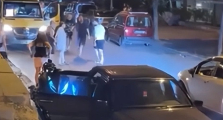 Trafikte sıkıştırma kavgası: Tekme ve yumrukların havada uçuştuğu anlar kaydedildi