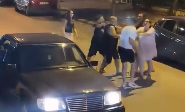 Trafikte sıkıştırma kavgası: Tekme ve yumrukların havada uçuştuğu anlar kaydedildi