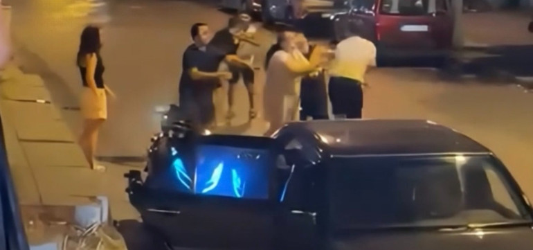 Trafikte sıkıştırma kavgası: Tekme ve yumrukların havada uçuştuğu anlar kaydedildi